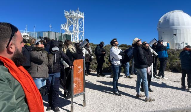 Observación con telescopios solares de divulgación del eclipse parcial de Sol del 29 de marzo de 2025 desde el Observatorio del Teide (Tenerife)