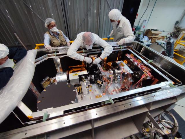Integración del detector científico en el instrumento FRIDA. Crédito: Enol M.