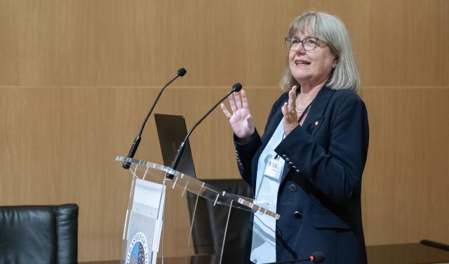 Donna Strickland, Premio Nobel de Física 2018, durante la charla realizada en el Aula del IAC