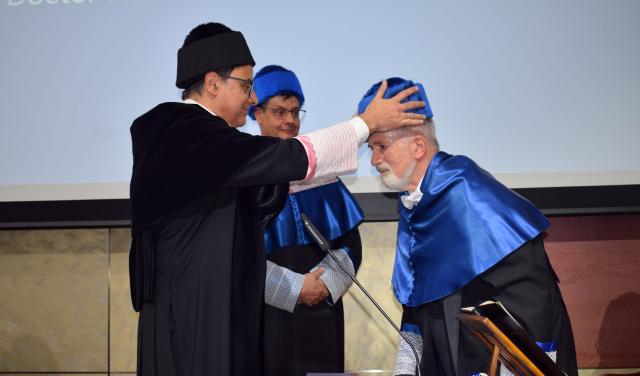 John Beckman durante el acto de investidura como Doctor Honoris Causa por la Universidad de Almería