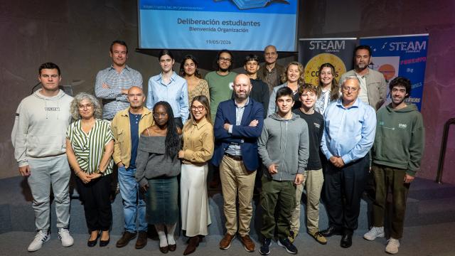 Organizadores y estudiantes durante la selección del Premio Cosmos estudiantes
