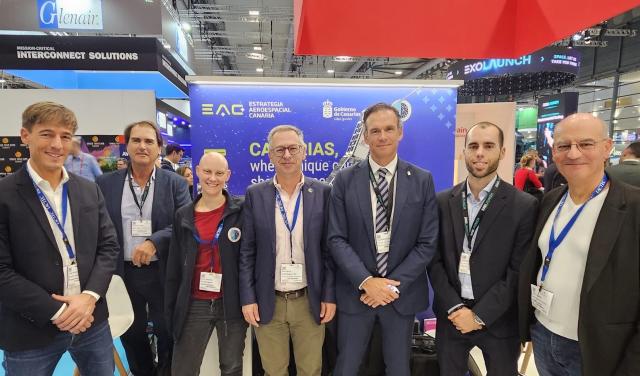 El equipo de IACTEC-Espacio y del Centro de Sistemas Ópticos Avanzados (CSOA), junto con representantes del Gobierno de Canarias, la Zona Especial Canaria (ZEC), el Parque Tecnológico de Fuerteventura, ACISI y PROEXCA en la feria Space Tech Expo Europe