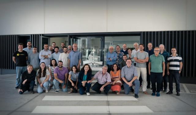 The director of IAC, Valentín Martínez Pillet and the team of engineers of the European Solar Telescope, alongside the international panel of reviewers with the telescope model, during the evaluation in Tenerife. / Inés Bonet (IAC)