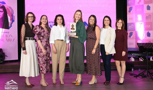 Adriana de Lorenzo-Cáceres Rodríguez en el centro en el momento del acto / Ayuntamiento Santiago del Teide