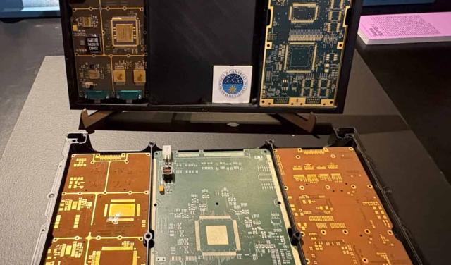 Electronic board developed by the IAC for the PLATO mission, displayed alongside other technological components in the exhibition ‘In search of new Earths’.