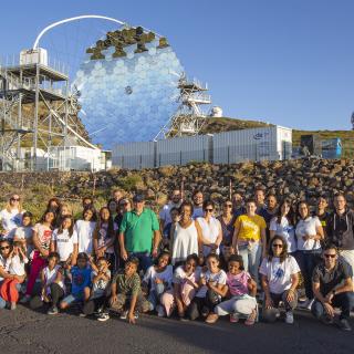 Niños y niñas saharauis visitaron, junto a sus familias de acogida, el Observatorio de Roque de los Muchachos en La Palma y accedieron a los telescopios GTC y LST-1. Crédito: F. Carrelli, D. Rodrigues, F. Sordo, GalileoMobile.