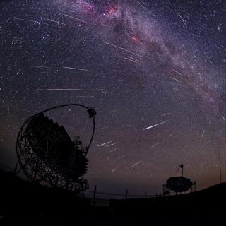 Los telescopios MAGIC en el Observatorio del Roque de los Muchachos (La Palma) bajo la lluvia de estrellas de las Perseidas en 2016. La imagen es el resultado de una exposición de 4,5 horas que capturó los meteoros cruzando el cielo.