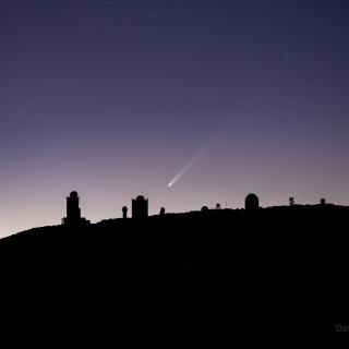 Imagen del cometa C/2023 A3 (Tsuchinshan–ATLAS) obtenida el amanecer del 26 de septiembre de 2024 con el perfil del Observatorio del Teide (IAC). (Canon 6D, 135 mm, 2.6 s e ISO 800) (Autor: Daniel López). Imagen del cometa C/2023 A3 (Tsuchinshan–ATLAS) obtenida el amanecer del 26 de septiembre de 2024 con el perfil del Observatorio del Teide (IAC). (Canon 6D, 135 mm, 2.6 s e ISO 800) (Autor: Daniel López).