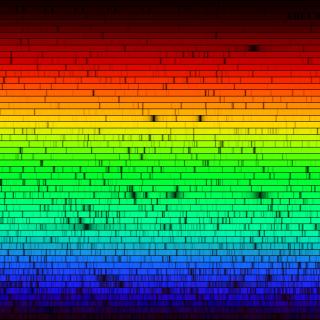 Espectro solar en el que se pueden apreciar miles de líneas, cada una de ellas característica de una transición entre dos niveles de un átomo concreto. Espectro solar en el que se pueden apreciar miles de líneas, cada una de ellas característica de una transición entre dos niveles de un átomo concreto.