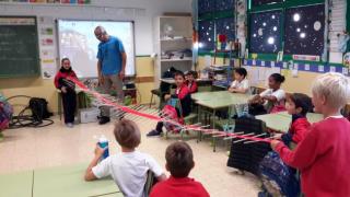 The ULL astrophysicist Antonio Eff-Darwich explaining the behavior of the waves. Credit: CEIP Alcalde Rafael Cedrés. The ULL astrophysicist Antonio Eff-Darwich explaining the behavior of the waves. Credit: CEIP Alcalde Rafael Cedrés.