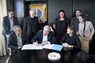 De izquierda a derecha: Jesús Burgos, administrador de servicios generales del IAC; Carlos Martínez, subdirector; Campbell Warren, secretario ejecutivo; Rafael Rebolo, director; Begoña García, coordinadora del área de instrumentación; Casiana Muñoz, presi 11766