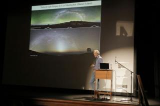 Sergio Ortolani, primer ponente del segundo bloque de la jornada mostrando imágenes del cielo de La Palma tomadas por el astrofotógrafo Daniel López. Crédito. Elena Mora (IAC). 11775