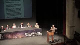 La escritora Elsa López, leyendo las Resoluciones adoptadas en el congreso “Preserving the Skies” durante la clausura, en el teatro Circo de Marte de Santa Cruz de La Palma. Foto: Elena Mora (IAC). La escritora Elsa López, leyendo las Resoluciones adoptadas