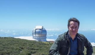 Ignacio Cirac, con el GTC al fondo, en el Observatorio del Roque de los Muchachos (Garafía, La Palma). Crédito: Daniel López/IAC. 11780
