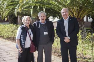De derecha a izquierda: Rafael Rebolo, director del IAC; Claude Cohen-Tannouji, premio nobel de Física en 1997; y Jacqueline Veyrat, su esposa. Crédito: Inés Bonet (IAC). 11920