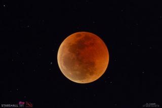 Imagen de la Luna en el máximo de la totalidad desde HESS (Namibia). Se observa una Luna Roja pero con irregularidades de brillo en su superficie. Crédito: J.C. Casado. Imagen de la Luna en el máximo de la totalidad desde HESS (Namibia). Se observa una Luna Roja pero con irregularidades de brillo en su superficie. Crédito: J.C. Casado.