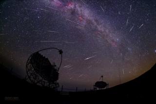 "Gamma-rays and Comet Dust" (Rayos Gamma y polvo de cometa). Crédito: Daniel López. Esta imagen, en la que se ven los telescopios MAGIC, en el Observatorio del Roque de los Muchachos (Garafía, La Palma), y la lluvia de estrellas de las Perseidas, fue sele