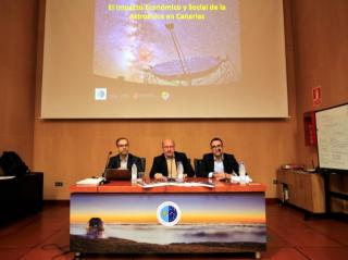 De izq. a dcha.: Juan José Díaz Hernández, Rafael Rebolo López y Anselmo Sosa Méndez durante la presentación del estudio "El Impacto Económico y Social de la Astrofísica en Canarias". Crédito: Iván Jiménez Montalvo (IAC). De izq. a dcha.: Juan José Díaz Hernández, Rafael Rebolo López y Anselmo Sosa Méndez durante la presentación del estudio "El Impacto Económico y Social de la Astrofísica en Canarias". Crédito: Iván Jiménez Montalvo (IAC).