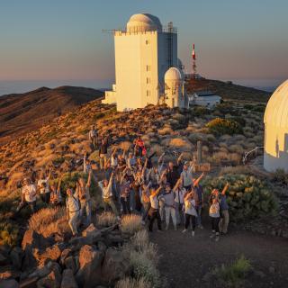 Attendees of the "Acércate al Cosmos" 2022 course at sunset with the solar towers Attendees of the "Acércate al Cosmos" 2022 course at sunset with the solar towers
