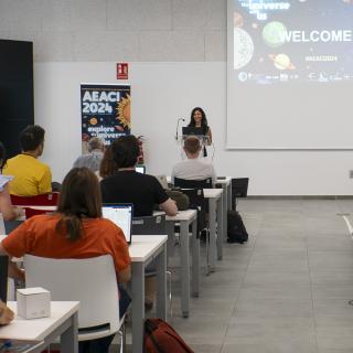 Nayra Rodríguez Eugenio, directora de la AEACI, da la bienvenida a los participantes de la escuela