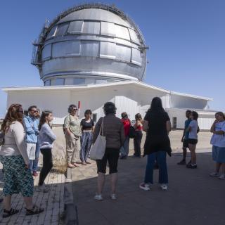 Vecinos y vecinas de Garafía junto al Gran Telescopio Canarias en el Observatorio del Roque de los Muchachos Vecinos y vecinas de Garafía junto al Gran Telescopio Canarias en el Observatorio del Roque de los Muchachos