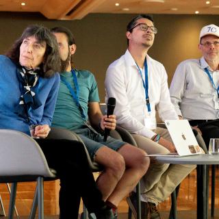 Wendy Freedman, Lloyd Knox, entre otros participantes durante una de las charlas del congreso.