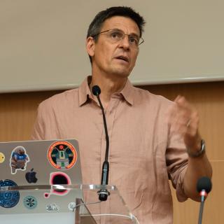 Didier Queloz durante su conferencia en el Aula del IAC