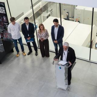 Momento de la rueda de prensa celebrada en el edificio IACTEC en el que se aprecia una de sus salas de armado, integración y verificación (AIV)