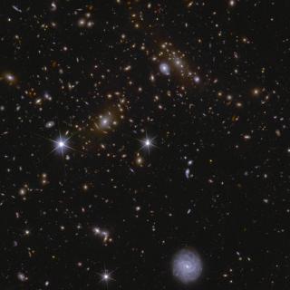 Imagen de una zona del Campo Profundo Sur de Euclid donde se aprecian varios cúmulos galácticos enormes, así como luz intracúmulo y lentes gravitacionales
