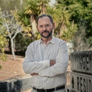 Eduardo L. Martín Guerrero de Escalante en el exterior de la sede central del Instituto de Astrofísica de Canarias (IAC)