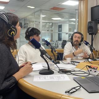 La presentadora de "Soñando Estrellas" Verónica Martín junto al doctorando del IAC David Mirabal y el investigador del IAC Javier Licandro durante la grabación del programa en La Radio Canaria