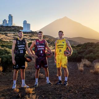 Los jugadores del Lenovo Tenerife Iván Cruz-Uceda , Sergio Rodríguez y Tim Abromaitis con las nuevas equipaciones inspiradas en el cielo de Canarias en el Observatorio del Teide. Créditos: D. López / IAC "Los jugadores del Lenovo Tenerife Iván Cruz-Uceda , Sergio Rodríguez y Tim Abromaitis con las nuevas equipaciones inspiradas en el cielo de Canarias en el Observatorio del Teide