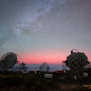 Imagen de los telescopios de la red CTAO en el Observatorio del Roque de los Muchachos tomada en octubre de 2024 con auroras boreales de fondo / Antonio González (Cielos de La Palma)