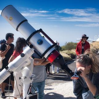Phellowers realizando una observación solar en el Observatorio del Teide en la edición de 2024. Crédito: Alejandro Amador