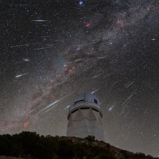 DESI observa el cielo desde el telescopio Mayall, en la imagen durante la lluvia de meteoros de las Gemínidas de 2023. / Credit: KPNO/NOIRLab/NSF/AURA/R. Sparks DESI observa el cielo desde el telescopio Mayall, en la imagen durante la lluvia de meteoros de las Gemínidas de 2023. / Credit: KPNO/NOIRLab/NSF/AURA/R. Sparks