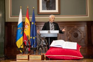 El director del IAC, Valentín Martínez Pillet, en la recepción del reconocimiento en Delegación del Gobierno 