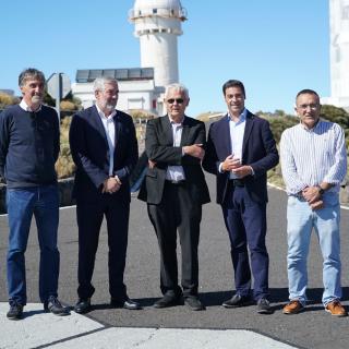 (De izq. a der.) Íñigo Arregui investigador vasco del IAC, Fernando Clavijo, presidente de Canarias, Valentín Martínez, director del IAC, Imanol Pradares, lehendakari del Gobierno Vasco, y Emilio García, responsable de los Observatorios de Canarias