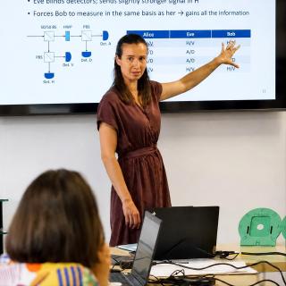 Hannah Thiel explica conceptos de comunicaciones cuánticas durante un curso del proyecto CELESTE en el IAC.