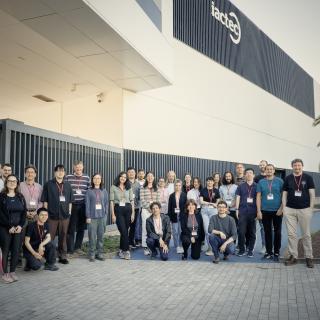 Asistentes al workshop "From Fake News to Real Clusters: The Controversial Fate of High-z Galaxy Protoclusters" junto al edificio IACTEC en La Laguna Asistentes al workshop "From Fake News to Real Clusters: The Controversial Fate of High-z Galaxy Protoclusters" junto al edificio IACTEC en La Laguna
