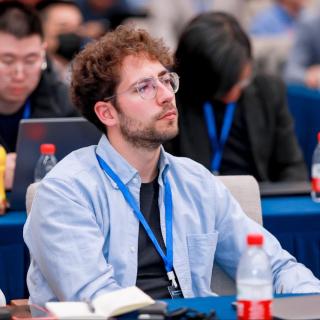Miguel R. Alarcon, investigador principal de AsteroiDB, en una conferencia en Hangzhou, China.