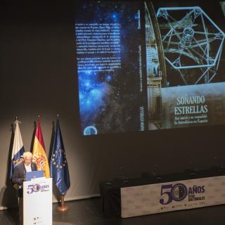 Franciso Sánchez "SOÑANDO ESTRELLAS. Así nació y se consolidó la Astrofísica en España" Franciso Sánchez inaugura la conferencia "50 años de tesis doctorales en el IAC"