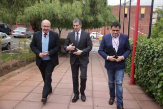El director del IAC, Rafael Rebolo, recibe a Fernando Clavijo, presidente del Gobierno de Canarias, y a Manuel Miranda Medina, director de la Agencia Canaria de Investigación, Innovación y Sociedad de la Información (ACIISI) en su visita al centro. Foto: 8409