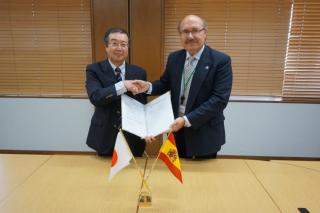 De izquierda a derecha: Katsumi Midorikawa, director del RIKEN Centre for Advanced Photonics (Centro de Fotónica Avanzada), y Rafael Rebolo, director del Instituto de Astrofísica de Canarias. Crédito: RIKEN Centre for Advanced Photonics. 8448