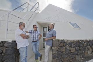 The writer Juan Madrid next to Pere Lluis Pallé, solar physicist, and the Head of telescope Operations and host of the visit to the Teide Observatory, in Izaña (Tenerife), Álex Oscoz, at the Solar Laboratory. Credit: Elena Mora (IAC). The writer Juan Madrid next to Pere Lluis Pallé, solar physicist, and the Head of telescope Operations and host of the visit to the Teide Observatory, in Izaña (Tenerife), Álex Oscoz, at the Solar Laboratory. Credit: Elena Mora (IAC).