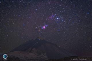Colorful geminid over the peak of mount Teide. Credit: Juan Carlos Casado/IAC.