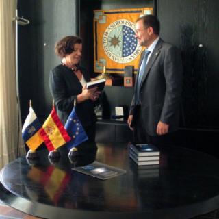 La Vicepresidenta del Parlamento Europeo, Mechtild Rothe, recibiendo el libro conmemorativo de la conferencia STARLIGHT de manos del Subdirector del Instituto de Astrofísica de Canarias, Carlos Martínez Roger. 8050