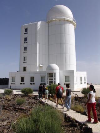 Asistentes a unas Jornadas de Puertas Abiertas en una edición anterior, junto al Telescopio Solar THEMIS.Crédito: IAC. 8051
