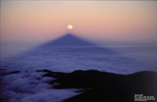 La sombra del Sombra del Teide apunta a la Luna eclipsada en el atardecer del día 9 de enero de 2001. Foto: L.M. Chinarro 8141