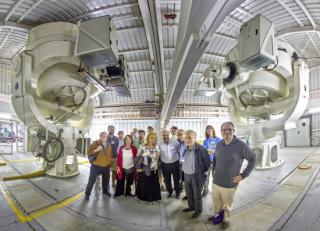 Algunos de los participantes en el congreso Philosophy of Cosmology que se celebra en Tenerife, visitando QUIJOTE, un experimento para observaciones cosmológicas, en el Observatorio del Teide. Foto: Daniel López / IAC. 8279