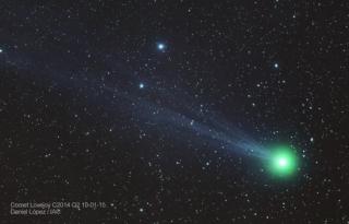 Cometa Lovejoy (C/2014 Q2) observado desde las inmediaciones del Observatorio del Teide, en Tenerife, la noche del 10 de enero de 2015, con un objetivo de 300mm y cámara Canon 6D. La imagen es una composición de 4 tomas de 40 segundos cada una. Crédito: D 8307
